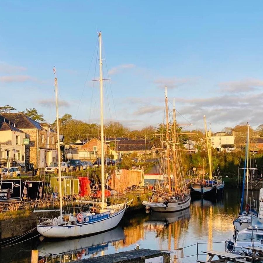 Отель Stunning Yacht Sea Lion In Charlestown Harbour, Cornwall Экстерьер фото